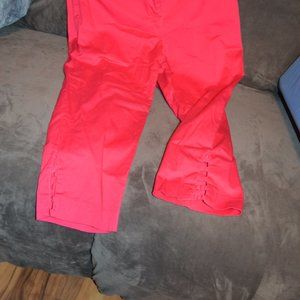 HOT PINIK  Classic Size 8 Capris with cute detail at the bottom of the legs.